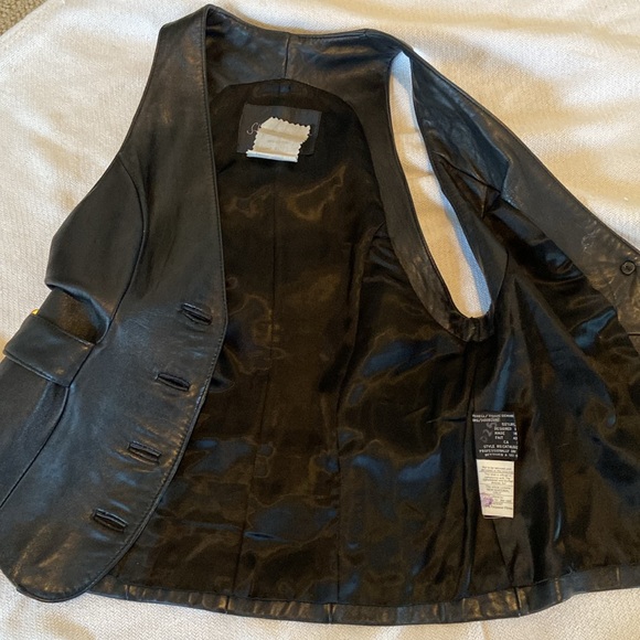 Leather vest with side buckles - Picture 7 of 8
